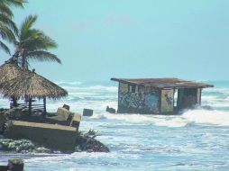 RIESGO. En Lázaro Cárdenas, Michoacán, ya se registran fuertes olas y afectaciones debido al paso del huracán 'Carlos'. EFE /