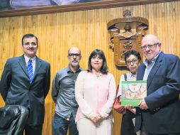 Patricia Arias y Jorge Durand fueron acompañados por el rector de la UdeG, Tonatiuh Bravo Padilla (izquierda). EL INFORMADOR / P. FRANCO