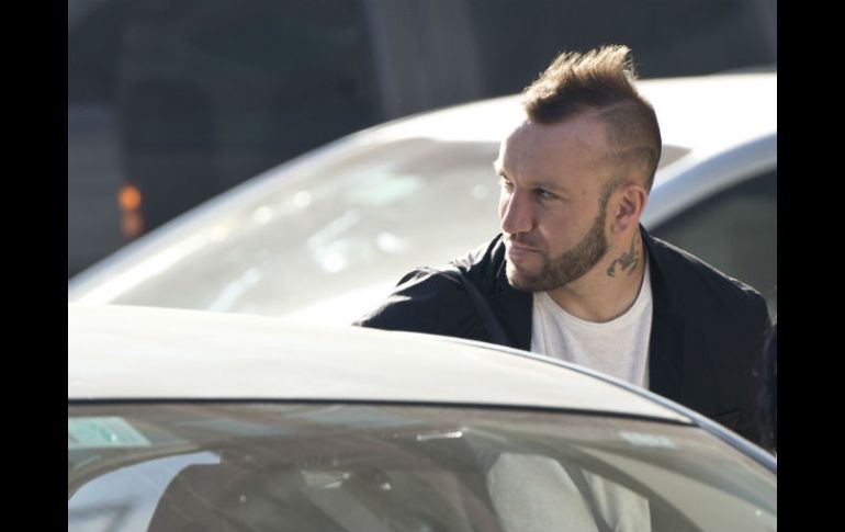 El delantero del Tri, Matías Vuoso, deja el hotel de la Selección mexicana durante el día libre que tuvieron ayer. AFP / P. Porciuncula