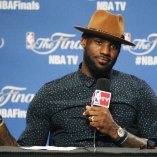 LeBron termina frustrado luego de perder la final