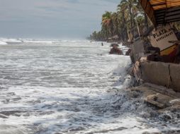 La tormenta tropical se encuentra a ocho kilómetros al oeste suroeste de Playa Careyes. EFE /