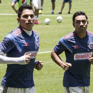 Carlos Salcedo y Marco Fabián no salen de Chivas