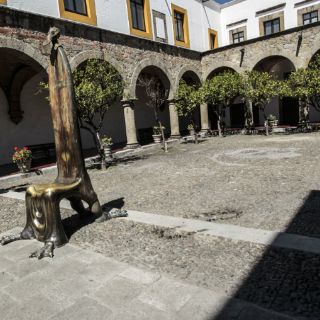 Un escaparate de la irrealidad en el Ex Convento