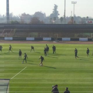El Tri entrena a puerta cerrada