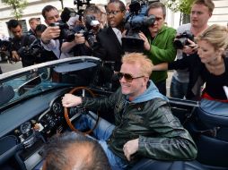 Evans dejando el estudio de BBC Radio en Londres después de anunciar la noticia. AP / J. Stillwell