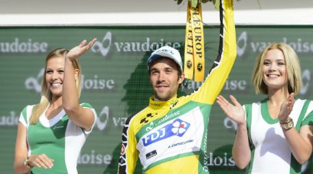 El ciclista francés Thibaut Pinot (centro), del equipo FDJ, viste el jersey amarillo de líder mientras celebra su victoria. EFE / J. Bott