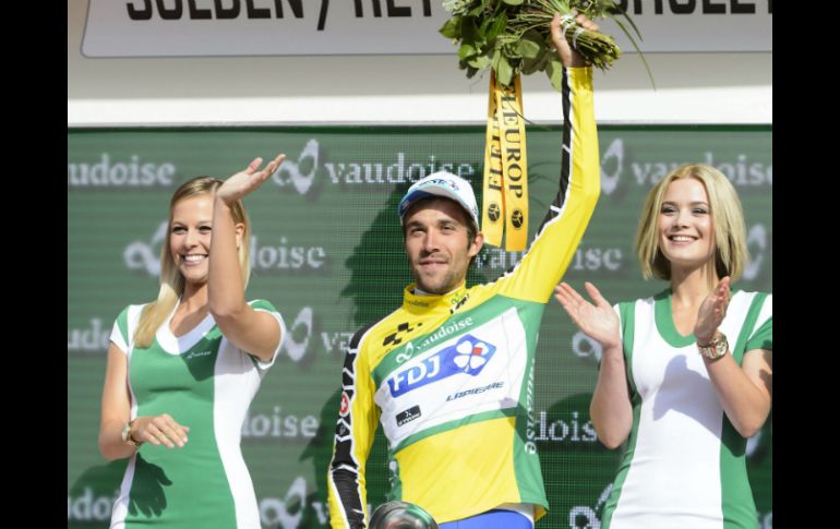 El ciclista francés Thibaut Pinot (centro), del equipo FDJ, viste el jersey amarillo de líder mientras celebra su victoria. EFE / J. Bott