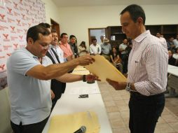 El regidor de Tala, Enrique Buenrostro recibe su constancia en la Casa de Movimiento Ciudadano. ESPECIAL / Movimiento Ciudadano Jalisco