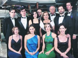 Siempre ahí. Senén Orendain con su esposa Elena Oyarzábal y sus hijos, a quienes ha dado apoyo y cariño.  /