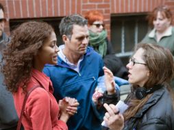 Zoe Saldana (izq.), Mark Ruffalo y la directora y guionista, Maya Forbes, en el set de grabación. AP / S. Pavao