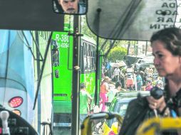 Un camión de la ruta 380 bajando pasaje en segundo carril, algo prohibido pues pone en riesgo a los usuarios. EL INFORMADOR / R. Tamayo