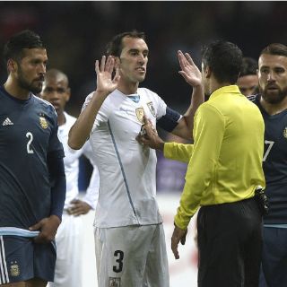 Preocupación en Uruguay por la baja del capitán Godín