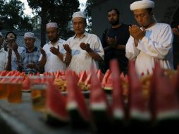 La oración diaria es uno de los cinco pilares del Islam durante el Ramadán. EFE / S. Gupta