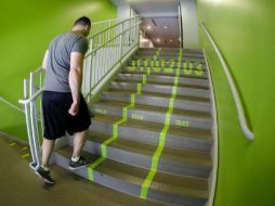 La imagen de los carriles que dividen las escaleras causó furor en redes sociales. TWITTER / @USNewsEducation