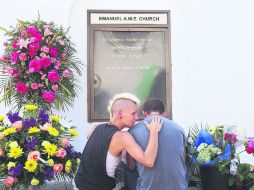 Duelo. Jóvenes frente a un altar por las víctimas de la Iglesia Africana Metodista Episcopal. AFP /
