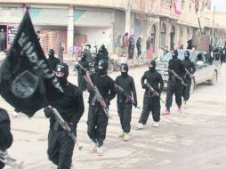 Militantes del EI marchan en la ciudad de Raqqa, Siria, donde son combatidos por el Gobierno de Al Assad y la fuerza multinacional. AP /