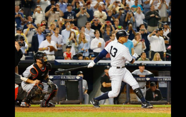Á-Rod conecta un elevado de out durante la sexta entrada del partido de ayer entre los Yankees de Nueva York y los Marlins de Miami. AFP / J. McLsaac
