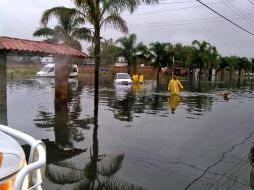 Calle Javier Mina, en la colonia Jardines del Edén en Tlajomulco, severamente inundada. TWITTER / @PCJalisco