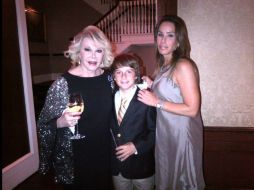 Melissa (d), al igual que su madre (i), reseñará los desastres y aciertos de la moda de las celebridades. TWITTER / ‏@MelRivers