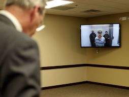 El sospechoso comparece en video ante un juez, quien le fijó una fianza de un millón de dólares por posesión de armas. AP / G. Beahm