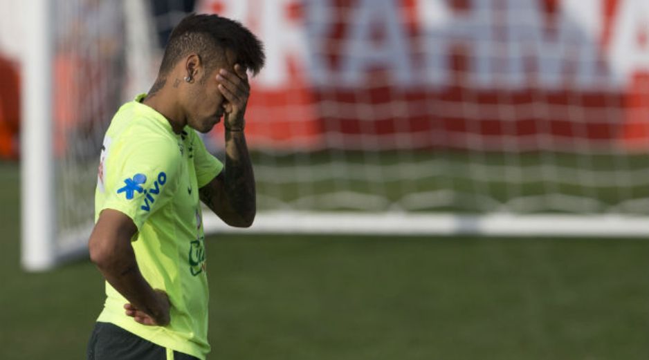 Prácticamente, la sanción deja al delantero del Barcelona fuera del torneo en Chile. AP / S. Izquierdo