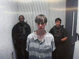 Imágenes de la televisión mostraron al sospechoso  cuando era trasladado a la prisión de Charleston. EFE / J. Taggart