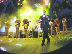Puro baile. 'El Divo de Juarez' cautivó a sus miles de seguidores con los éxitos de siempre. EL INFORMADOR / R. Tamayo