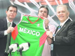 Alfredo Castillo de Conade (izquierda) y Carlos Padilla (COM) presentaron a Sergio Valdeolmillos (centro). NTX /