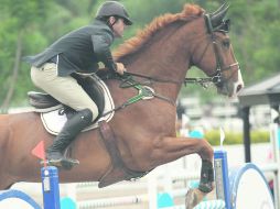 Pablo Toscano, montando a “Elam”, realiza su recorrido durante la prueba libre a 1.30 metros del Campeonato Estatal de Salto. EL INFORMADOR / F. Atilano