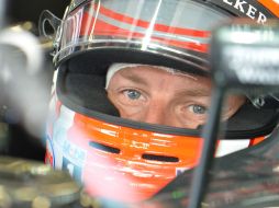 Los coches de McLaren iniciarán la carrera desde las últimas posiciones de la parrilla de salida. AP /