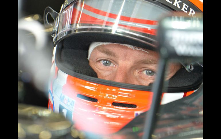 Los coches de McLaren iniciarán la carrera desde las últimas posiciones de la parrilla de salida. AP /