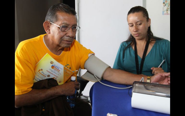 Los hombres viven aproximadamente siete años menos que las mujeres, debido a que no se hacen chequeos tan frecuentes como ellas. EL INFORMADOR / ARCHIVO