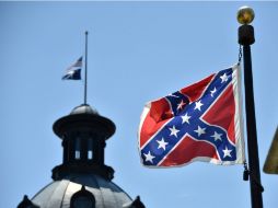 Mientras la bandera de Estados Unidos ondea a media asta, la bandera de la guerra confederada no. AFP / M. Antonov