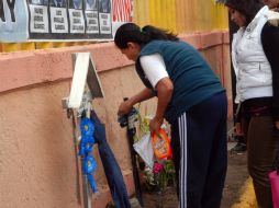 Familiares y amigos de las víctimas de la tragedia, colocan flores a las afueras de New's Divine como tributo. NTX / ARCHIVO