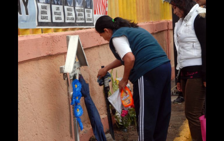 Familiares y amigos de las víctimas de la tragedia, colocan flores a las afueras de New's Divine como tributo. NTX / ARCHIVO