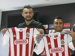 Michel Vázquez y Edwin Hernández sostienen la playera del Club Deportivo Guadalajara, durante su presentación. EL INFORMADOR / A. Camacho