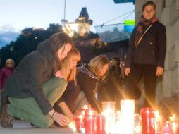 A primera hora de la tarde se habían depositado en el lugar ramos de flores y cirios encendidos. EFE / E. Gubisch