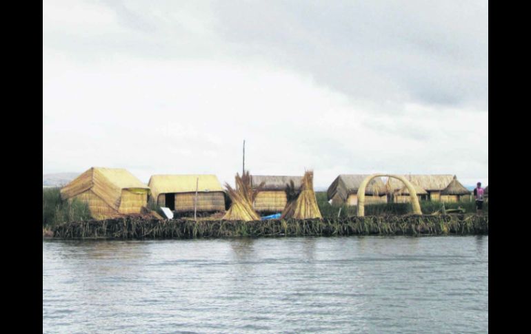 Una bella isla de totora flota sobre las aguas del Lago Titicaca. EL INFORMADOR / P. Fernández