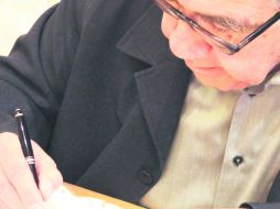 'Cuando detectas una línea que no te convence, si lo traduces y tampoco funciona en el otro idioma, es que no sirve', dice el poeta. EL INFORMADOR / P. Franco