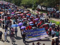 Integrantes de la CNTE marcharon en Oaxaca contra la reforma educativa. SUN / JMA