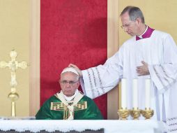 El Papa celebra un misa para miles de personas en la Plaza Vittorio y durante el sermón insiste a no dejarse paralizar por el miedo. EFE / Di Marco