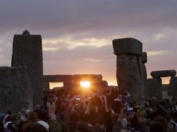 Se permite el acceso al anillo que forman las piedras a quienes acudan a esta fiesta anual. AP / T. Ireland