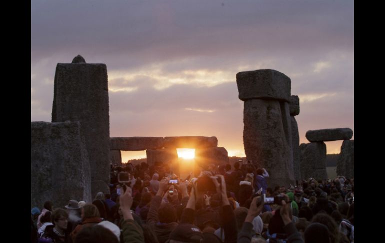 Se permite el acceso al anillo que forman las piedras a quienes acudan a esta fiesta anual. AP / T. Ireland