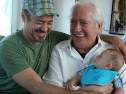 'Recuerdan abrazar a su papá hoy', escribe el actor para acompañar la imagen. TWITTER / @RobertDowneyJr