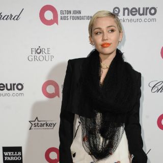 Captan a Miley Cyrus saliendo de hotel con supuesta novia