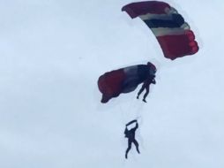 Uno de los saltadores se da cuenta de que su compañero tiene dificultades, por lo que se acerca para descender juntos y caer al mar. AP /  R. Parnaby