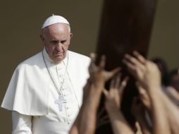 Francisco contempló la Sábana Santa, ante el que recordó a ' toda persona sufriente e injustamente perseguida'. AP / L. Bruno