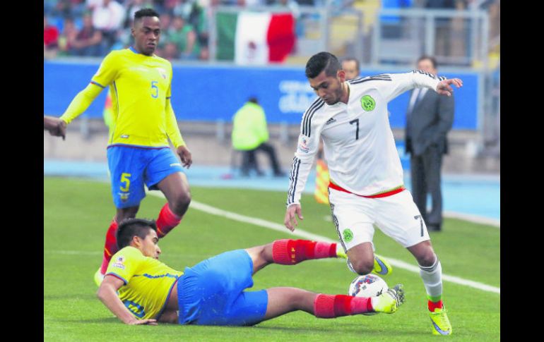 El volante mexicano Jesús Corona (der) lucha por el balón con el ecuatoriano Christian Noboa. EFE / K. Huesca