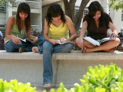 Asistir a ferias de opción educativa y revisar las bolsas de trabajo, pueden ayudar a elegir la carrera correcta. EL INFORMADOR / ARCHIVO