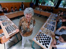 El ajedrez es mi vida y el juego simultáneo es mi pasión, resumió la jugadora, que se dedica a esta especialidad desde 1957. AFP / A. Kisbenedek